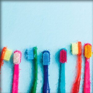 Una pintura de unos cepillos de dientes