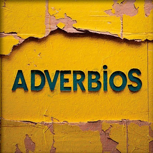 Caja de carton rota con la palabra adverbios