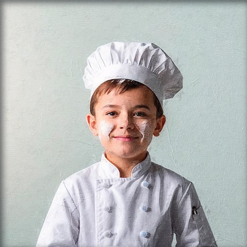 Chef joven con cara manchada de harina
