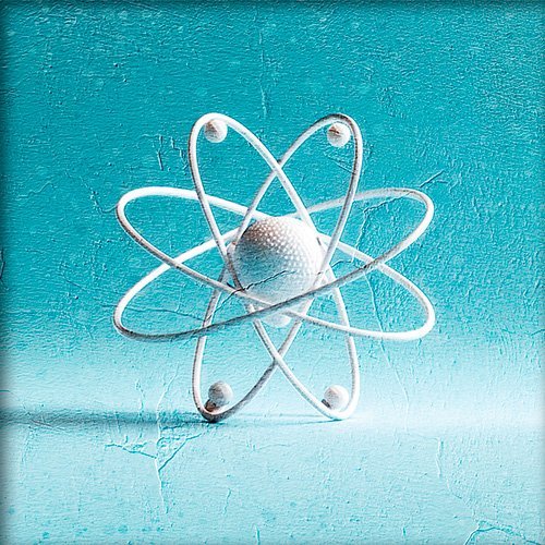 escultura o juguete de ciencia mostrando un atomo