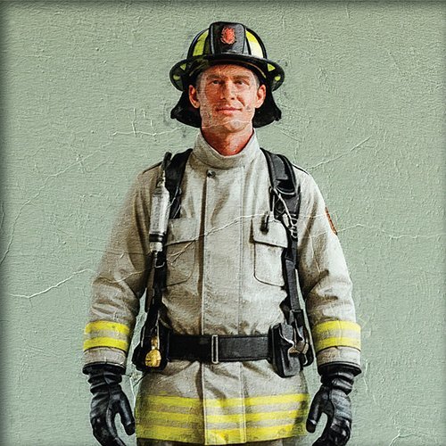Bombero en uniforme