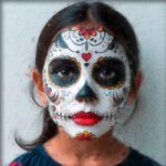 Una joven con maquillaje de mexico
