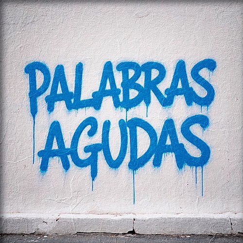 Pared con palabras agudas pintada en azul
