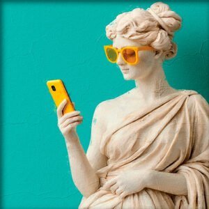 Pintura de una escultura mirando un telefono movil