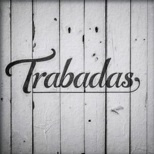 Pared de madera con la palabra trabadas pintada en ella