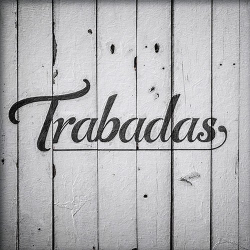 Pared de madera con la palabra trabadas pintada en ella