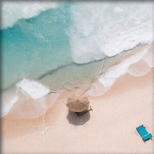 Tumbona y sombrilla en una playa paradisiaca