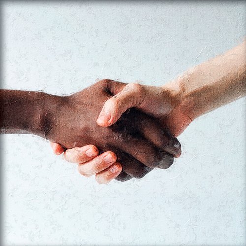 Apreton de manos de dos diferentes razas simbolizan tolerancia y acuerdo
